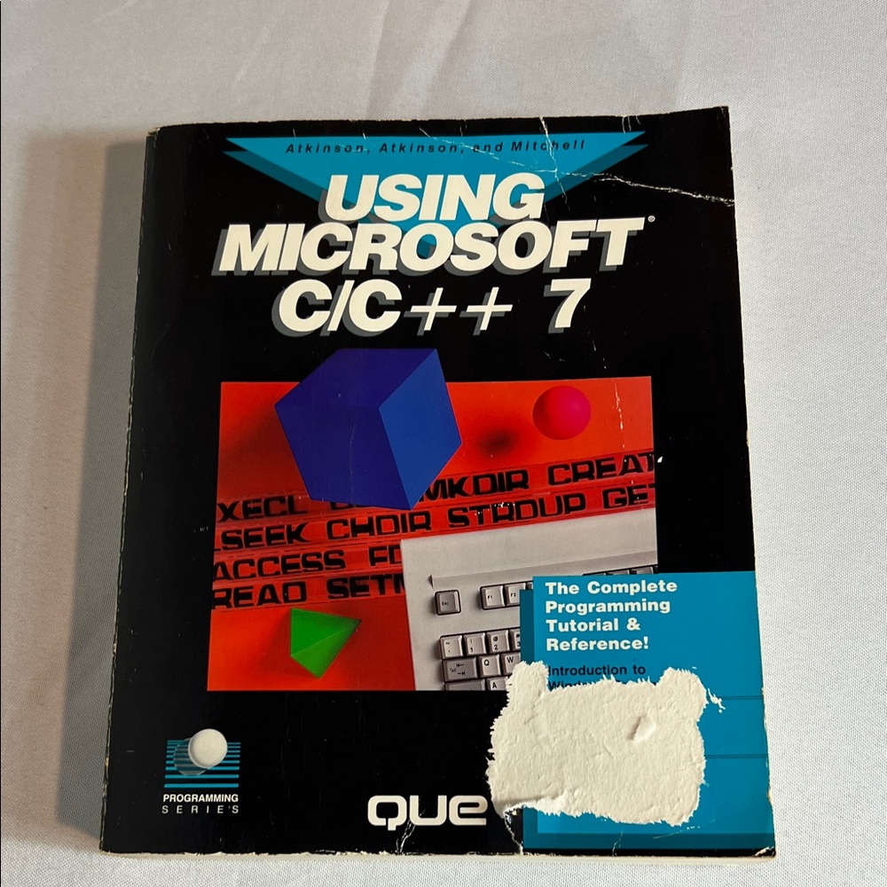 Que Using Microsoft C/C++ 7 Book with Blue and Red Accents